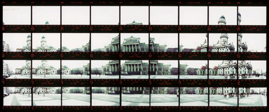 Thomas Kellner: 04#04 Berlin, Gendarmenmarkt (Architekt: Georg Christian Unger), 1998, C-Print, 34,5 x 14,5 cm/13,5" x 5,6", Auflage 10+3