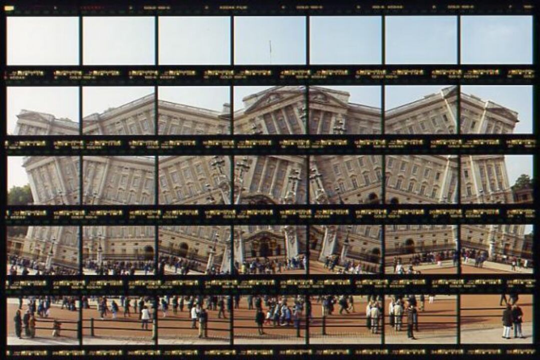 Thomas Kellner: 14#17 London, Buckingham Palace (architects: duke of Buckingham, John Sheffield, John Nash, Aston Webb), 1999, C-Print, 26,8 x 17,6 cm/10,5" x 6,9", edition 10+3